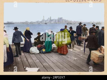 Immigrants en attente de transfert, Ellis Island, 30 octobre 1912. Photo de Underwood & Underwood Banque D'Images