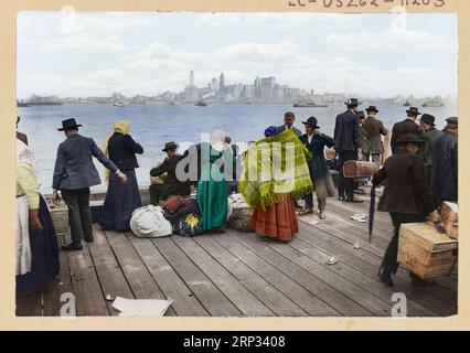 Immigrants en attente de transfert, Ellis Island, 30 octobre 1912. Le ciel a été remplacé dans cette version. Photo de Underwood & Underwood Banque D'Images