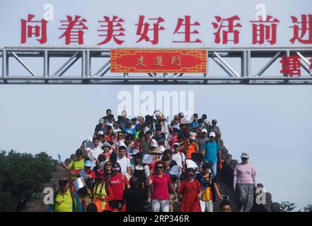 (180919) -- HANGZHOU, 19 septembre 2018 -- les citoyens et les touristes qui participent à Walk for Fitness Walk à travers le pont Guangji du canton de Tangqi à Hangzhou, capitale de la province du Zhejiang de l est de la Chine, 19 septembre 2018. Les habitants ont organisé diverses activités folkloriques pour célébrer la venue du premier festival de la récolte des agriculteurs de Chine et le festival de la mi-automne.) (xmc) CHINE-ZHEJIANG-HANGZHOU-RÉCOLTE (CN) XuxYu PUBLICATIONxNOTxINxCHN Banque D'Images