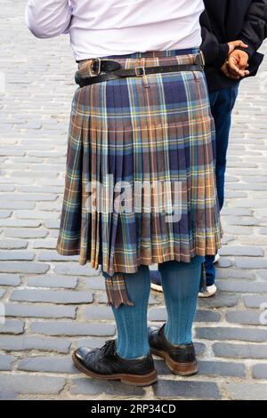 Homme méconnaissable portant un kilt écossais traditionnel avec un tissu tartan. Tir vertical Banque D'Images