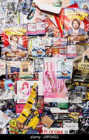 Édimbourg, Écosse, Royaume-Uni - août 15 2023 : murale réalisée avec des dizaines de flyers annonçant divers spectacles au Festival Fringe d'Édimbourg. Tir vertical. Banque D'Images