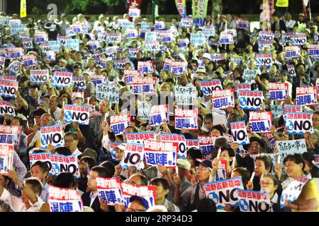 (180919) -- TOKYO, 19 septembre 2018 -- des manifestants participent à un rassemblement à Tokyo, Japon, le 19 septembre 2018. Des milliers de personnes à travers le Japon se sont rassemblées mercredi pour protester contre les lois controversées sur la sécurité qui ont été promulguées par le Parlement il y a trois ans. Plus de 5 000 manifestants se sont rassemblés mercredi soir dans le parc Hibiya, dans le centre de Tokyo, pour appeler à la suppression des lois controversées sur la sécurité. (Zhf) JAPON-TOKYO-LOIS DE SÉCURITÉ-PROTESTATION DuxXiaoyi PUBLICATIONxNOTxINxCHN Banque D'Images