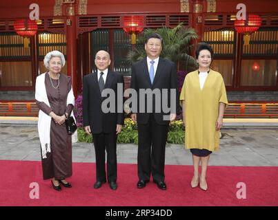 (180919) -- PÉKIN, 19 septembre 2018 -- le président chinois Xi Jinping (2e R) et son épouse Peng Liyuan (1e R) rendent visite au roi cambodgien Norodom Sihamoni (2e L) et à la reine mère Norodom Monineath Sihanouk, avant le traditionnel festival de la mi-automne, à Beijing, capitale de la Chine, le 19 septembre 2018. )(mp) CHINA-BEIJING-XI JINPING-CAMBODIA-VISIT (CN) HuangxJingwen PUBLICATIONxNOTxINxCHN Banque D'Images