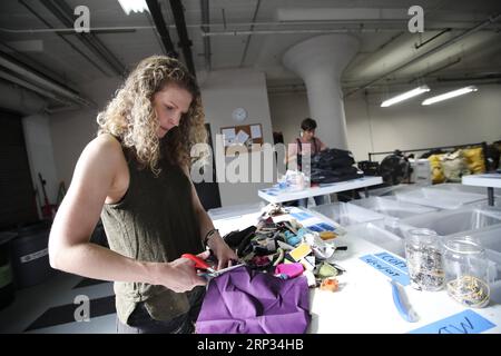 (180919) -- NEW YORK, 19 septembre 2018 -- des membres du personnel travaillent dans l'espace de Fabscrap, une entreprise de recyclage de tissus située dans le Brooklyn Army terminal à New York, aux États-Unis, le 19 septembre 2018. Le gouvernement fédéral américain a commencé à construire le Brooklyn Army terminal en mai 1918 comme dépôt militaire et base d'approvisionnement. La ville de New York l'a achetée en 1981 avec l'intention de réorienter la structure pour la fabrication et l'utilisation industrielle. L'espace abrite près de 4 000 emplois à travers 100 entreprises de nos jours, accueillant de petites entreprises florissantes à New York City.) TERMI DE L'ARMÉE US-NEW YORK-BROOKLYN Banque D'Images