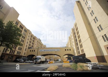 (180919) -- NEW YORK, 19 septembre 2018 -- Un camion sort du Brooklyn Army terminal à New York, aux États-Unis, le 19 septembre 2018. Le gouvernement fédéral américain a commencé à construire le Brooklyn Army terminal en mai 1918 comme dépôt militaire et base d'approvisionnement. La ville de New York l'a achetée en 1981 avec l'intention de réorienter la structure pour la fabrication et l'utilisation industrielle. L'espace abrite près de 4 000 emplois à travers 100 entreprises de nos jours, accueillant de petites entreprises florissantes à New York City.) ÉTATS-UNIS-NEW YORK-BROOKLYN TERMINAL MILITAIRE-PETITES ENTREPRISES WANGXYING PUBLICATIONXNOTXINXCHN Banque D'Images