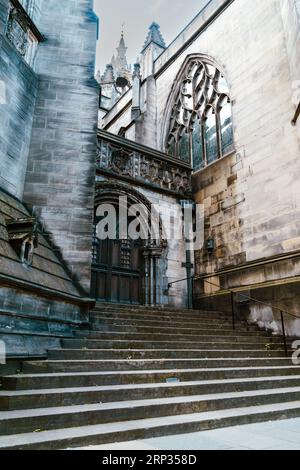 Vue latérale de l'une des portes de l'escalier de St. Cathédrale de Giles sur le Royal Mile à Édimbourg, en Écosse. Prise de vue verticale. Banque D'Images