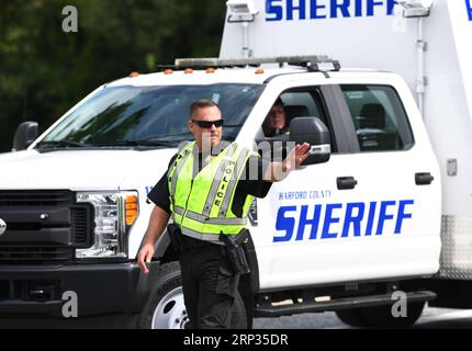 (180920) -- MARYLAND (États-Unis), 20 septembre 2018 -- Un policier monte la garde près de la scène de la fusillade dans le comté de Harford, Maryland, États-Unis, le 20 septembre 2018. Trois personnes ont été tuées et deux autres blessées dans une fusillade jeudi matin dans une zone de parc d'affaires dans le comté de Harford, ont déclaré les autorités. US-MARYLAND-SHOOTING LiuxJie PUBLICATIONxNOTxINxCHN Banque D'Images