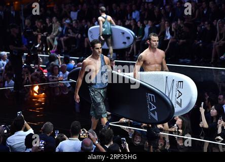 (180920) -- MILAN, 20 septembre 2018 -- les mannequins défilent au défilé Emporio Armani lors de la Fashion week de Milan Printemps/été 2019 à Milan, Italie, le 20 septembre 2018.) ITALIE-MILAN-FASHION WEEK-EMPORIO ARMANI ALBERTOXLINGRIA PUBLICATIONXNOTXINXCHN Banque D'Images