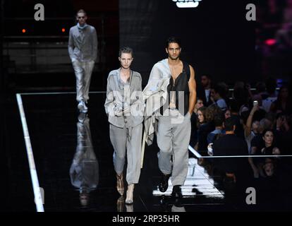 (180920) -- MILAN, 20 septembre 2018 -- les mannequins défilent au défilé Emporio Armani lors de la Fashion week de Milan Printemps/été 2019 à Milan, Italie, le 20 septembre 2018.) ITALIE-MILAN-FASHION WEEK-EMPORIO ARMANI ALBERTOXLINGRIA PUBLICATIONXNOTXINXCHN Banque D'Images