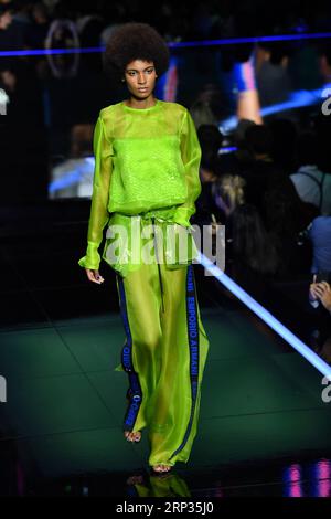 (180920) -- MILAN, le 20 septembre 2018 -- Un mannequin fait le tour du défilé Emporio Armani lors de la Fashion week de Milan Printemps/été 2019 à Milan, Italie, le 20 septembre 2018.) ITALIE-MILAN-FASHION WEEK-EMPORIO ARMANI ALBERTOXLINGRIA PUBLICATIONXNOTXINXCHN Banque D'Images