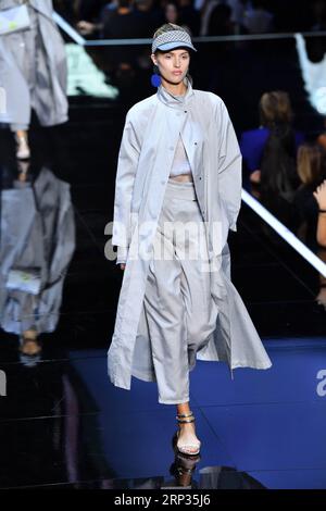 (180920) -- MILAN, le 20 septembre 2018 -- Un mannequin fait le tour du défilé Emporio Armani lors de la Fashion week de Milan Printemps/été 2019 à Milan, Italie, le 20 septembre 2018.) ITALIE-MILAN-FASHION WEEK-EMPORIO ARMANI ALBERTOXLINGRIA PUBLICATIONXNOTXINXCHN Banque D'Images