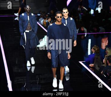 (180920) -- MILAN, 20 septembre 2018 -- les mannequins défilent au défilé Emporio Armani lors de la Fashion week de Milan Printemps/été 2019 à Milan, Italie, le 20 septembre 2018.) ITALIE-MILAN-FASHION WEEK-EMPORIO ARMANI ALBERTOXLINGRIA PUBLICATIONXNOTXINXCHN Banque D'Images