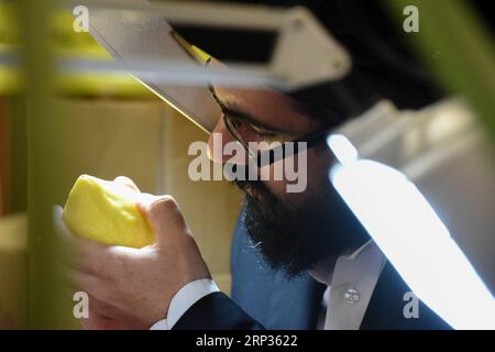 (180921) -- BNEI BRAK, 21 septembre 2018 -- un juif ultra-orthodoxe inspecte un agrume, l'une des quatre espèces de plantes qui seront utilisées lors de la célébration de Soukkot, dans la ville de Bnei brak près de tel Aviv, Israël, le 20 septembre 2018. Le Soukcot , fête des Tabernacles, est une fête biblique d'une semaine. )(ZHF) ISRAEL-BNEI BRAK-SUKKOT-PREPARATION JINI PUBLICATIONXNOTXINXCHN Banque D'Images