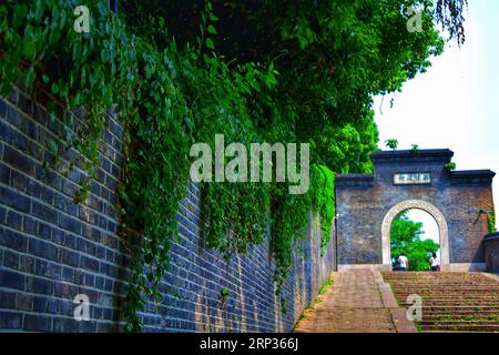 Explorez l'allure intemporelle des murs et de l'architecture d'une ancienne ville chinoise, en capturant la grandeur de l'histoire dans chaque pierre Banque D'Images