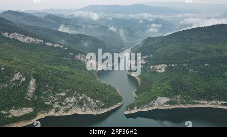 (180922) -- JINSHA, 22 septembre 2018 -- une photo aérienne prise le 22 septembre 2018 montre une vue de la rivière Wujiang dans la ville de Houshan, dans le comté de Jinsha, au sud-ouest de la Chine, dans la province du Guizhou.) (msj) CHINA-GUIZHOU-WUJIANG RIVER-VIEWS (CN) OuxDongqu PUBLICATIONxNOTxINxCHN Banque D'Images