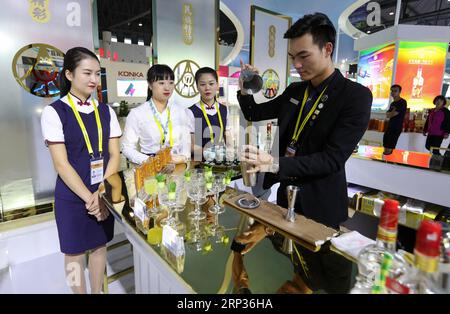 (180922) -- CHENGDU, 22 septembre 2018 -- Un barman prépare des cocktails sur le stand du Sichuan lors de la 17e Foire internationale de Chine occidentale (WCIF) à Chengdu, capitale de la province du Sichuan du sud-ouest de la Chine, le 20 septembre 2018.) (Wyo) Xinhua Headlines : une Chine occidentale plus ouverte embrasse les opportunités mondiales JiangxHongjing PUBLICATIONxNOTxINxCHN Banque D'Images