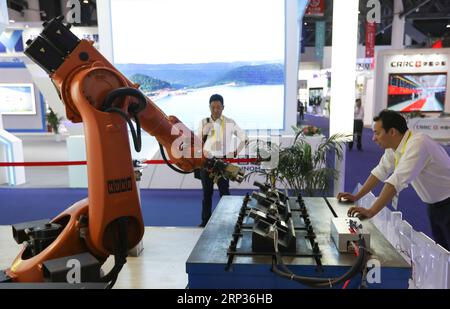 (180922) -- CHENGDU, 22 septembre 2018 -- des commerçants voient un robot mécanique sur le stand du Sichuan lors de la 17e Foire internationale de Chine occidentale (WCIF) à Chengdu, capitale de la province du Sichuan du sud-ouest de la Chine, le 20 septembre 2018.) (Wyo) Xinhua Headlines : une Chine occidentale plus ouverte embrasse les opportunités mondiales JiangxHongjing PUBLICATIONxNOTxINxCHN Banque D'Images