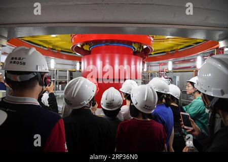 (180922) -- CHENGDU, 22 septembre 2018 -- des membres de la presse regardent une turbine hydraulique de la centrale hydroélectrique de Pubugou à la frontière des comtés de Hanyuan et Ganluo, dans la province du Sichuan du sud-ouest de la Chine, 21 septembre 2018. En tant que projet clé du 10e Plan quinquennal (2001-2005) et projet historique des efforts de la Chine pour développer les régions occidentales, la centrale hydroélectrique de Pubugou a une capacité installée de 600 mégawatts (MW) et une capacité annuelle moyenne de production d'électricité de 14,79 milliards de kilowattheures (kwh). La centrale hydroélectrique a été mise en service en 2010. ) (HXY) CHINA-SICHUAN-PUBUGOU H. Banque D'Images