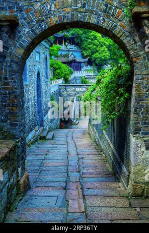 Explorez l'allure intemporelle des murs et de l'architecture d'une ancienne ville chinoise, en capturant la grandeur de l'histoire dans chaque pierre Banque D'Images