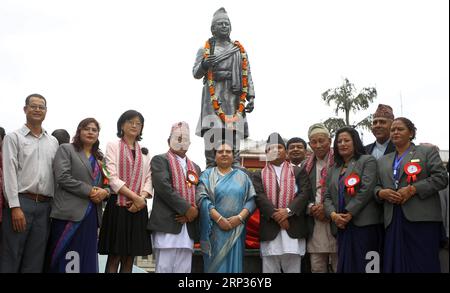 (180922) -- LALITPUR, 22 septembre 2018 -- le président du Népal, Bidhya Devi Bhandari (C), et l'ambassadeur de Chine au Népal, Yu Hong (3e L), prennent une photo de groupe après avoir dévoilé la statue du célèbre artiste népalais Arniko à Lalitpur, au Népal, le 22 septembre 2018. La statue en pied du célèbre artiste népalais Arniko, également connu comme un héros national, a été dévoilée ici samedi. )(dh) NÉPAL-LALITPUR-ARNIKO-STATUE sunilxsharma PUBLICATIONxNOTxINxCHN Banque D'Images