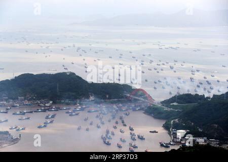 (180923) -- BEIJING, 23 septembre 2018 -- les bateaux de pêche quittent le port de pêche de Shipu dans le comté de Xiangshan de la ville de Ningbo, province du Zhejiang dans l est de la Chine, 16 septembre 2018.) XINHUA PHOTO CHOIX HEBDOMADAIRES ZhangxPeijian PUBLICATIONxNOTxINxCHN Banque D'Images
