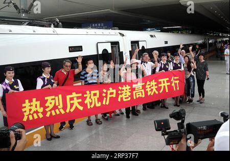 (180923) -- SHANGHAI, 23 septembre 2018 -- des passagers du train G99 posent pour une photo de groupe à la gare de Hongqiao à Shanghai, dans l'est de la Chine, le 23 septembre 2018. Le train G99, le premier train à grande vitesse de Shanghai à Hong Kong, a quitté la gare de Hongqiao dimanche pour la gare de Hong Kong West Kowloon.) (Zyd) CHINE-SHANGHAI-HONG KONG-CHEMIN DE FER À GRANDE VITESSE (CN) ChenxFei PUBLICATIONxNOTxINxCHN Banque D'Images