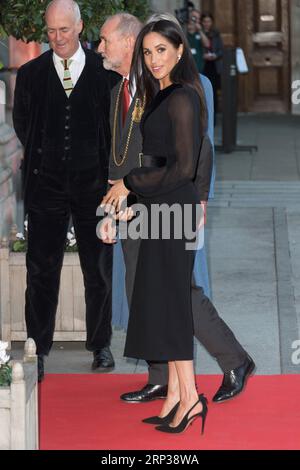 (180925) -- LONDRES, 25 septembre 2018 -- Meghan (Front), la duchesse de Sussex, arrive pour assister à l'exposition Oceania à la Royal Academy of Arts de Londres, Grande-Bretagne, le 25 septembre 2018.) BRITAIN-LONDON-ROYAL-MEGHAN-EXHIBITION RayxTang PUBLICATIONxNOTxINxCHN Banque D'Images