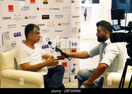 (180925) -- HURGHADA (ÉGYPTE), 25 septembre 2018 -- Intishal al-Tamimi (à gauche), directeur du Festival du film d'El Gouna, parle lors d'une interview à El Gouna, Hurghada, Égypte, le 22 septembre 2018. Le festival égyptien du film El Gouna (GFF) visait à souligner le rôle du cinéma dans la promotion de l interaction culturelle, a déclaré à Xinhua Intishal al-Tamimi, directeur du GFF. ) EGYPTE-HURGHADA-EL GOUNA FILM FESTIVAL-MANAGER-INTERVIEW AHMEDXGOMAA PUBLICATIONXNOTXINXCHN Banque D'Images