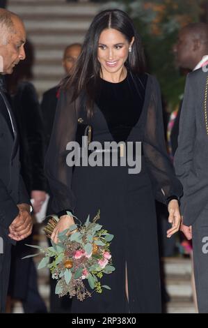 Divertissement Bilder des Tages (180925) -- LONDRES, le 25 septembre 2018 -- Grande-Bretagne Meghan (Front), la duchesse de Sussex, part après avoir assisté à l'exposition Oceania à la Royal Academy of Arts de Londres, Grande-Bretagne, le 25 septembre 2018.) BRITAIN-LONDON-ROYAL-MEGHAN-EXHIBITION RayxTang PUBLICATIONxNOTxINxCHN Banque D'Images