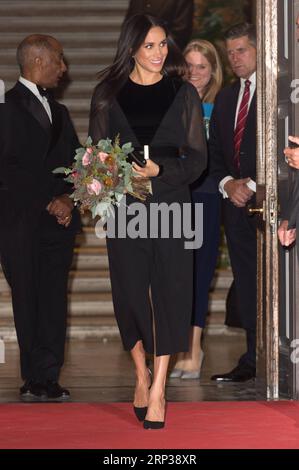 (180925) -- LONDRES, 25 septembre 2018 -- Grande-Bretagne Meghan (Front), duchesse de Sussex, part après avoir assisté à l'exposition Oceania à la Royal Academy of Arts de Londres, Grande-Bretagne, le 25 septembre 2018.) BRITAIN-LONDON-ROYAL-MEGHAN-EXHIBITION RayxTang PUBLICATIONxNOTxINxCHN Banque D'Images