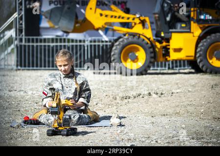 (180926) -- VARSOVIE, 26 septembre 2018 -- Une jeune fille conduit une excavatrice miniature pendant Building Industry Solutions au Ptak Warsaw Expo International Exhibition and Congress Center à Nadarzyn près de Varsovie, Pologne, le 26 septembre 2018. Le salon international des solutions industrielles de construction de bâtiments et d'infrastructures se tient ici du 26 au 28 septembre. L'événement s'adresse aux entreprises et aux particuliers à la recherche de nouvelles technologies, matériaux et produits liés à l'industrie du bâtiment. POLOGNE-NADARZYN-SOLUTIONS POUR L'INDUSTRIE DU BÂTIMENT JaapxArriens PUBLICATIONxNOTxINxCHN Banque D'Images