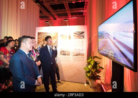 (180928) -- KUALA LUMPUR, le 28 septembre 2018 -- le ministre malaisien du Commerce international et de l'Industrie, Darell Leiking (à gauche, devant), et l'ambassadeur de Chine en Malaisie, Bai Tian (à droite, devant) regardent ensemble l'exposition de photos Building a Better future Together à Kuala Lumpur, Malaisie, le 28 septembre 2018. ) (Zhf) MALAISIE-KUALA LUMPUR-CHINE-EXPOSITION DE PHOTOS ZhuxWei PUBLICATIONxNOTxINxCHN Banque D'Images