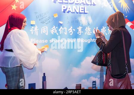 (180928) -- KUALA LUMPUR, 28 septembre 2018 -- les visiteurs posent pour des photos lors de la cérémonie d'ouverture de l'exposition de photos Building a Better future Together à Kuala Lumpur, Malaisie, le 28 septembre 2018.) (Zhf) MALAISIE-KUALA LUMPUR-CHINE-EXPOSITION DE PHOTOS ZhuxWei PUBLICATIONxNOTxINxCHN Banque D'Images