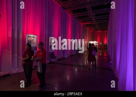 (180928) -- KUALA LUMPUR, le 28 septembre 2018 -- les visiteurs regardent l'exposition de photos Building a Better future Together à Kuala Lumpur, Malaisie, le 28 septembre 2018.) (Zhf) MALAISIE-KUALA LUMPUR-CHINE-EXPOSITION DE PHOTOS ZhuxWei PUBLICATIONxNOTxINxCHN Banque D'Images