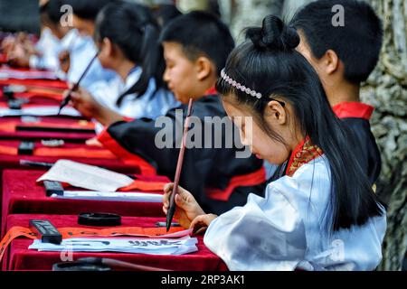 (180928) -- BEIJING, 28 septembre 2018 -- des élèves écrivent des couplets lors d'un événement de promotion de la culture traditionnelle chinoise à l'école primaire de l'Académie Jintai à Beijing, capitale de la Chine, le 28 septembre 2018.) (Hxy) CHINE-PÉKIN-CULTURE TRADITIONNELLE (CN) LixXin PUBLICATIONxNOTxINxCHN Banque D'Images