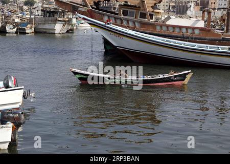 (180929) -- HODEIDAH, 29 septembre 2018 -- Un pêcheur Hodeidah pagaie pour déplacer son bateau de pêche sur une côte de la ville de Hodeidah, Yémen, le 28 septembre 2018. Les pêcheurs vivent dans la peur des frappes aériennes et de l'intensification du conflit dans la ville portuaire de Hodeidah, en mer Rouge. )(zhf) YÉMEN-HODEIDAH-PÊCHEURS MohammedxMohammed PUBLICATIONxNOTxINxCHN Banque D'Images