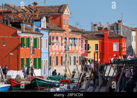 Île de Burano dans la lagune vénitienne, municipalité de Venise, Italie. Maisons colorées et canal. Banque D'Images