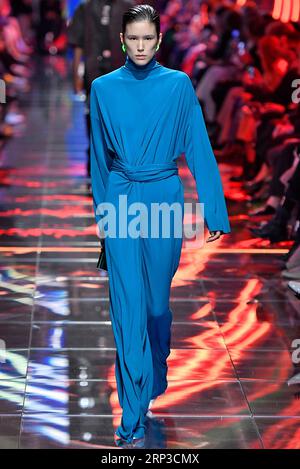 (181001) -- PARIS, 1 octobre 2018 -- Un mannequin présente une création de Balenciaga lors du salon Printemps/été 2019 de la collection Femme à Paris, France le 30 septembre 2018. )(rh) FRANCE-PARIS-FASHION WEEK-BALENCIAGA PieroxBiasion PUBLICATIONxNOTxINxCHN Banque D'Images