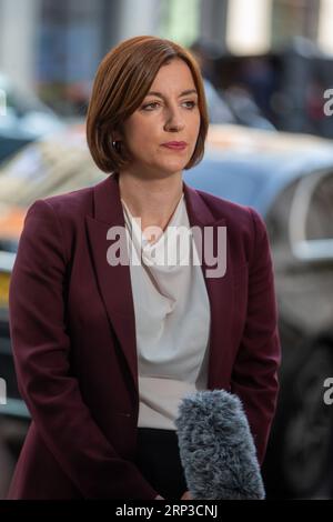 Londres, Angleterre, Royaume-Uni. 3 septembre 2023. BRIDGET PHILLIPSON, secrétaire à l'éducation de l'ombre, est vue à l'extérieur de la BBC alors qu'elle apparaît dimanche avec Laura Kuenssberg. (Image de crédit : © Tayfun Salci/ZUMA Press Wire) USAGE ÉDITORIAL SEULEMENT! Non destiné à UN USAGE commercial ! Banque D'Images