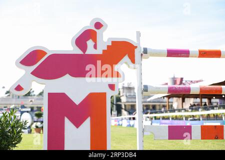 Mailand, Italie. 03 septembre 2023. Sport équestre : Championnat d'Europe, saut, individuel, finale avec 2 manches. Vue d'un obstacle avec le pictogramme d'un cavalier. Crédit : Friso Gentsch/dpa/Alamy Live News Banque D'Images