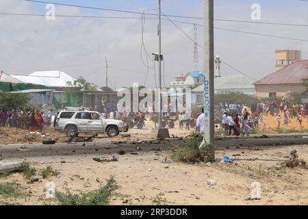 Actualités Themen der Woche kW 40 Actualités Bilder des Tages (181001) -- MOGADISCIO, le 1 octobre 2018 -- les gens se rassemblent sur les lieux de l'attentat suicide à la voiture piégée à Mogadiscio, Somalie, le 1 octobre 2018. Une voiture piégée a déchiré un convoi de l'Union européenne (UE) près du ministère somalien de la Défense dans la capitale Mogadiscio lundi, ont déclaré la police et des témoins. (lrz) SOMALIE-MOGADISCIO-VOITURE PIÉGÉE FaisalxIsse PUBLICATIONxNOTxINxCHN Banque D'Images