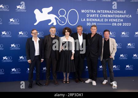 (G-D) Milan Peschel, Fortunato Cerlino, Fanny Ardant, Luca Barbareschi, Oliver Masucci, Joaquim de Almeida, et Paolo Del Brocco assistent à un photocall fo Banque D'Images