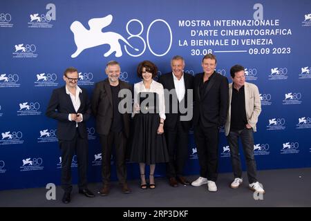 (G-D) Milan Peschel, Fortunato Cerlino, Fanny Ardant, Luca Barbareschi, Oliver Masucci, Joaquim de Almeida, et Paolo Del Brocco assistent à un photocall fo Banque D'Images