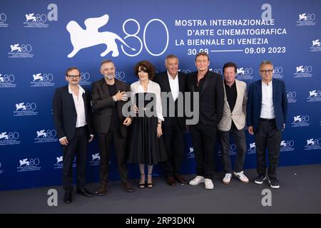 (G-D) Milan Peschel, Fortunato Cerlino, Fanny Ardant, Luca Barbareschi, Oliver Masucci, Joaquim de Almeida, et Paolo Del Brocco assistent à un photocall fo Banque D'Images