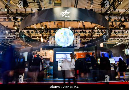 (181001) -- BRÊME (ALLEMAGNE), le 1 octobre 2018 -- des personnes visitent le stand du Centre aérospatial allemand (DLR) lors du 69e Congrès astronautique international à Brême, Allemagne, le 1 octobre 2018. Plus de 6 300 astronautes et représentants d'agences et d'entreprises spatiales, ainsi que des experts, des universitaires et des étudiants ont assisté à la conférence qui a débuté ici lundi. ALLEMAGNE-BRÊME-CONGRÈS ASTRONAUTIQUE INTERNATIONAL LianxZhen PUBLICATIONxNOTxINxCHN Banque D'Images