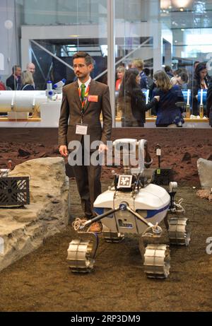 (181001) -- BRÊME (ALLEMAGNE), 1 octobre 2018 -- un exposant montre un rover lunaire lors du 69e Congrès astronautique international à Brême, Allemagne, le 1 octobre 2018. Plus de 6 300 astronautes et représentants d'agences et d'entreprises spatiales, ainsi que des experts, des universitaires et des étudiants ont assisté à la conférence qui a débuté ici lundi. ALLEMAGNE-BRÊME-CONGRÈS ASTRONAUTIQUE INTERNATIONAL LianxZhen PUBLICATIONxNOTxINxCHN Banque D'Images