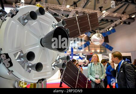 (181001) -- BRÊME (ALLEMAGNE), 1 octobre 2018 -- visite du 69e Congrès astronautique international à Brême, Allemagne, le 1 octobre 2018. Plus de 6 300 astronautes et représentants d'agences et d'entreprises spatiales, ainsi que des experts, des universitaires et des étudiants ont assisté à la conférence qui a débuté ici lundi. ALLEMAGNE-BRÊME-CONGRÈS ASTRONAUTIQUE INTERNATIONAL LianxZhen PUBLICATIONxNOTxINxCHN Banque D'Images