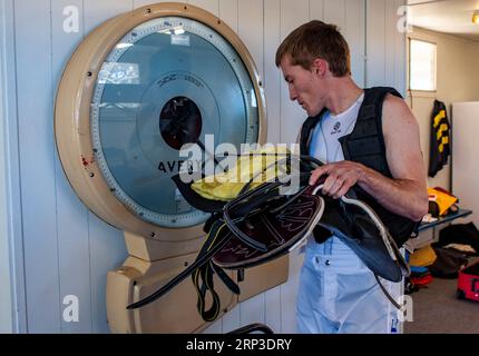 Jockey pesant avant une course au Kalgoorlie Boulder Racing Club en Australie occidentale Banque D'Images