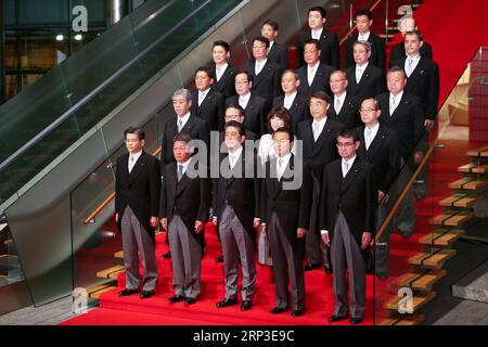 (181002) -- TOKYO, 2 octobre 2018 -- le Premier ministre japonais Shinzo Abe (face C) et les membres de son cabinet posent pour des photos à la résidence officielle d'Abe à Tokyo, Japon, le 2 octobre 2018. Le Premier ministre japonais Shinzo Abe a remanié son cabinet mardi. ) (djj) JAPON-TOKYO-SHINZO ABE-CABINET REMANIEMENT MaxCaoran PUBLICATIONxNOTxINxCHN Banque D'Images