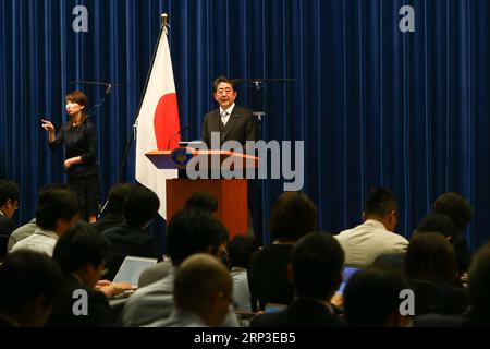 (181002) -- TOKYO, 2 octobre 2018 -- le Premier ministre japonais Shinzo Abe prend la parole lors d'une conférence de presse tenue à sa résidence officielle à Tokyo, Japon, le 2 octobre 2018. Le Premier ministre japonais Shinzo Abe a remanié son cabinet mardi. ) (djj) JAPON-TOKYO-SHINZO ABE-CABINET REMANIEMENT MaxCaoran PUBLICATIONxNOTxINxCHN Banque D'Images